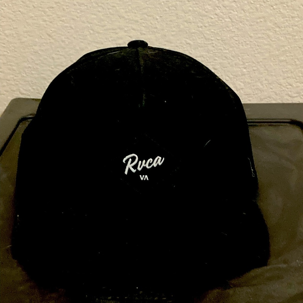 I’m selling a rvca hat